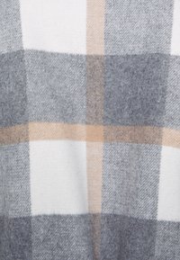 Tejido de mezcla de lana en un patrón de cuadros, que presenta cuadrados en tonos gris, blanco y beige, con una textura suave y un acabado tejido.