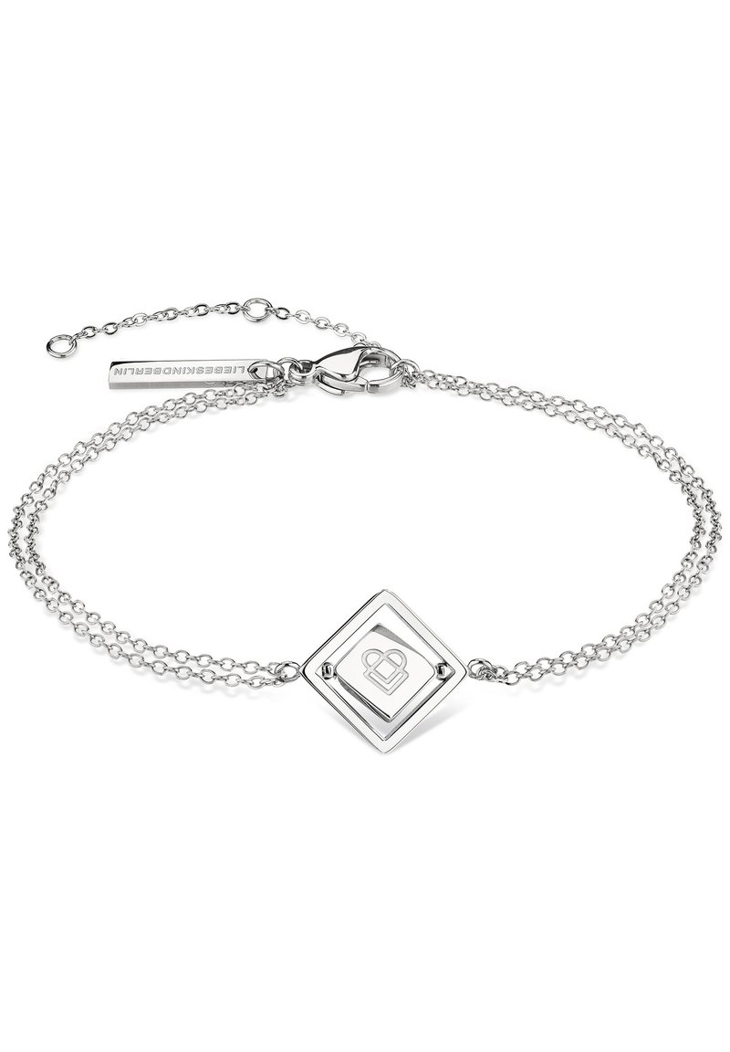 Silberarmband mit einer Doppelring-Kette und einem rautenförmigen Mittelstück, das ein Logo in der Mitte trägt. Verstellbar mit einem Karabinerverschluss.