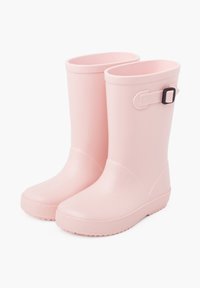 Bottes de pluie en caoutchouc rose avec une texture lisse, un bout arrondi et un accent de boucle noire sur le côté. Semelle basse et texturée pour une meilleure adhérence.