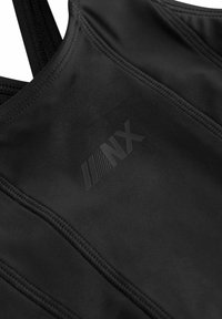 Schwarzes Sport-BH mit glatter Textur, mit einer geschwungenen Form und genähten Nähten. Ein subtiler, in derselben Farbe gehaltener Logo ist auf der Vorderseite angebracht.