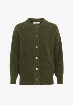Olivengrøn cardigan i et blødt, fuzzy materiale, med en rund halsudskæring og seks store knapper foran. Ribstrikkede manchetter og kant.