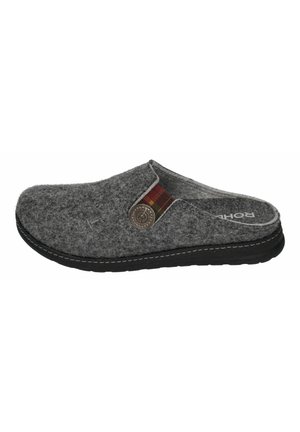 Chausson en feutre gris avec semelle en caoutchouc noir, design enfilable, accent tartan rouge et vert, et détail en métal rond. Surface texturée.