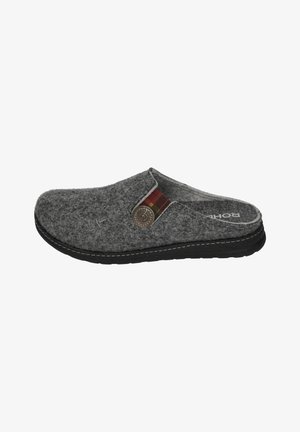 Grå hjemmesko med sort gummisål, slip-on design, rødt og grønt ternet accent og rundt metallogo detaljer. Tekstureret overflade.