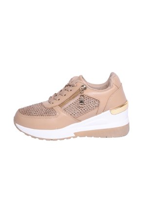 Sneaker beige con pelle perforata, suola bianca, dettagli metallici e zip laterale. Caviglia imbottita e finitura testurizzata.