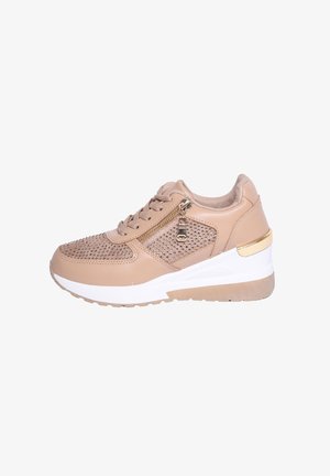 Sneaker beige con pelle perforata, suola bianca, dettagli metallici e zip laterale. Caviglia imbottita e finitura testurizzata.