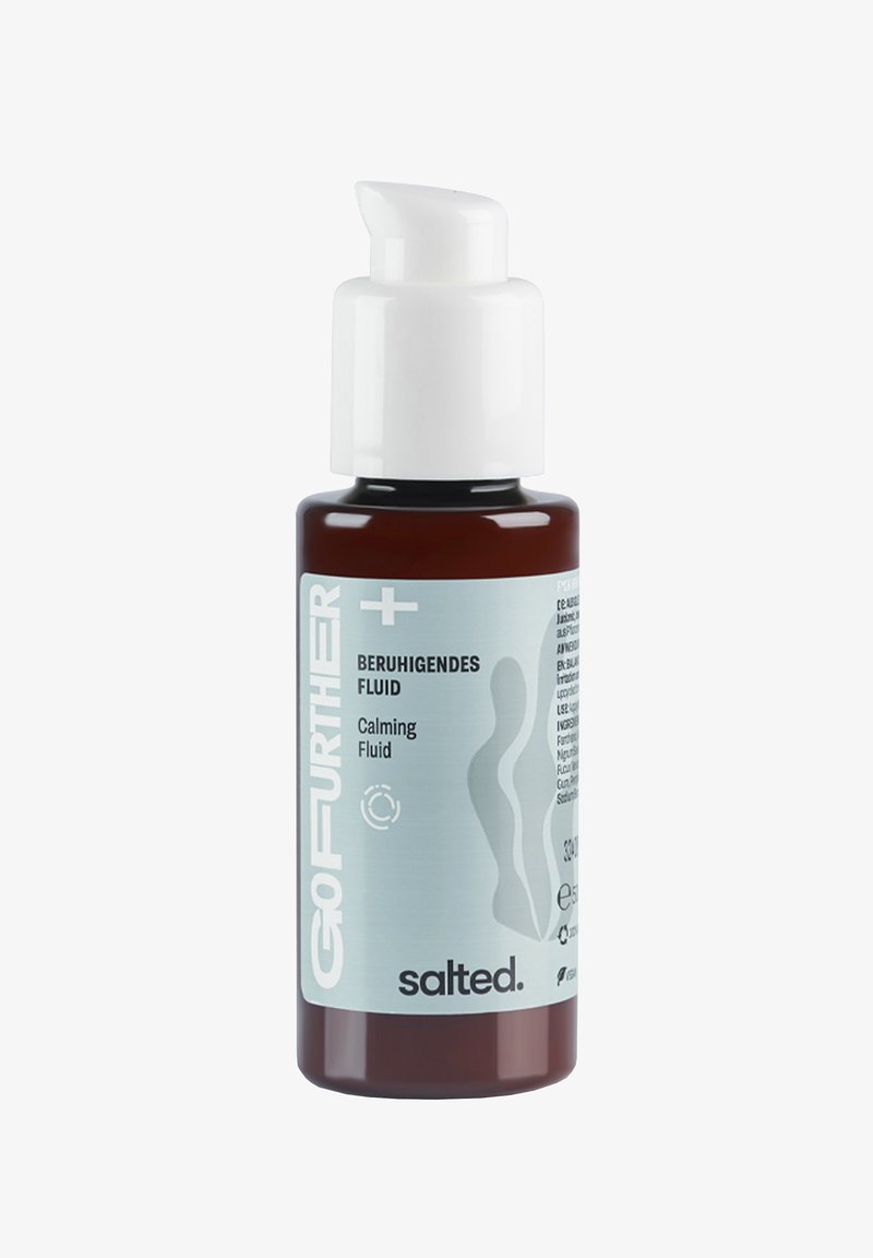 Brązowa butelka szklana z białą pompką. Etykieta zawiera jasnoniebieski tekst i grafikę. Nazwa produktu: "Płyn uspokajający", 30 ml.