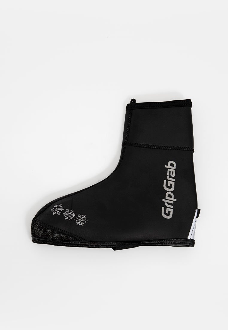 Czarne neoprenowe pokrowce na buty o ciasnym dopasowaniu, wzmocnione dno i akcenty w postaci białych płatków śniegu. Zawiera logo "GripGrab" po boku.