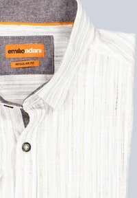 Weißes und creamfarbiges gestreiftes Hemd, reguläre Passform, mit grauem Kragenfutter und einem orangenen Etikett. Mit Knopfverschluss und vertikalen Streifen.