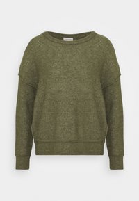 Pull vert olive avec un large décolleté, des épaules tombantes et des poignets et ourlet côtelés. Fabriqué en matière tricotée douce avec une finition légèrement texturée.