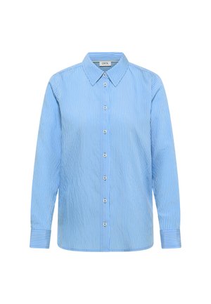 Chemise bleu clair à boutons avec rayures verticales blanches, manches longues et col pointu, présentée sur fond blanc.