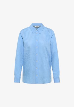 Jasnoniebieska koszula na guziki z białymi pionowymi paskami, długimi rękawami i szpiczastym kołnierzykiem, prezentowana na białym tle.
