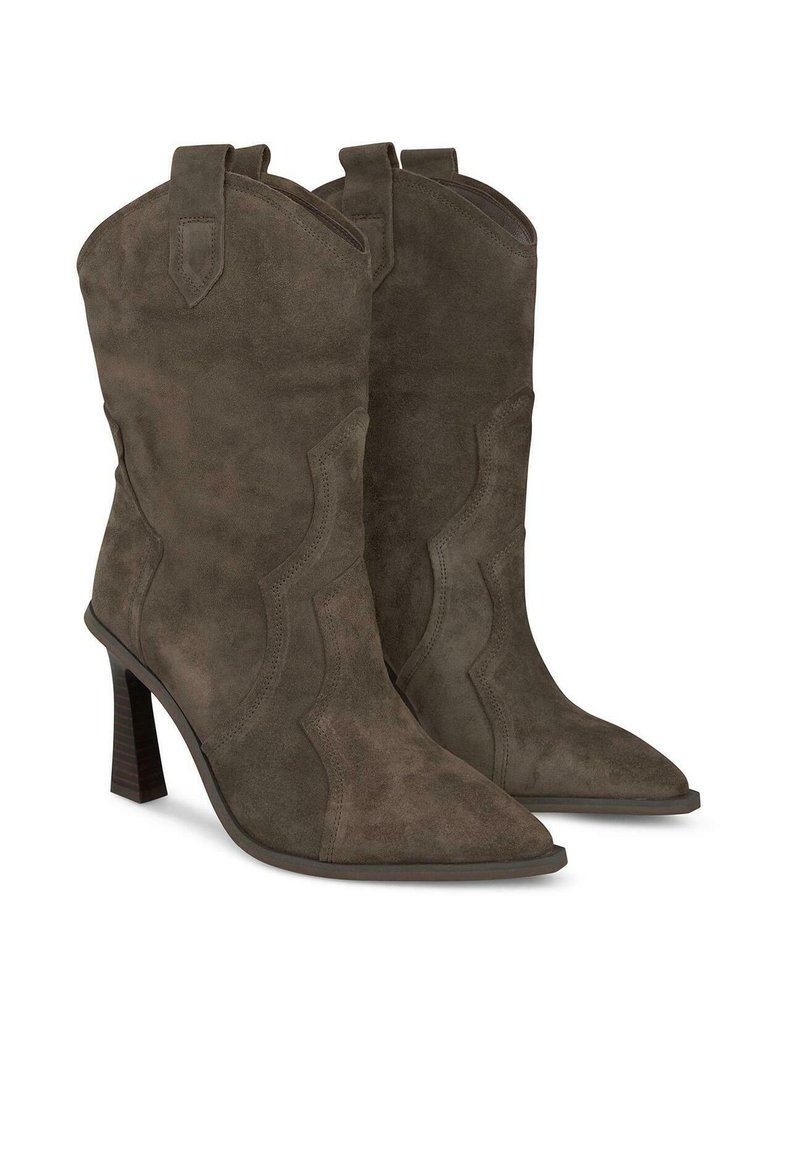 Botas de ante hasta el tobillo en un color oliva oscuro con punta afilada y diseño curvado. Presentan un tacón apilado y lengüetas en la parte superior para facilitar su uso.