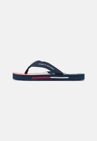 Infradito blu con cinturino texturizzato, interno bianco e suola multicolore con accenti rossi e grigi. Presente il marchio "TOMMY HILFIGER".