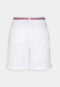 Pantaloni corti bianchi in cotone, con orlo arrotolato, due tasche posteriori e una vita con accenti rossi e blu.