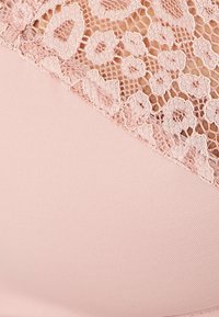 Tejido color rosa rubor con una textura suave, que cuenta con un panel de encaje con patrones florales en la parte superior, creando un suave contraste.