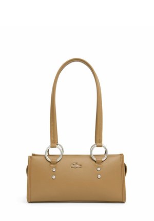 Borsa rettangolare color cammello con due lunghe cinghie fissate da anelli d'argento e un piccolo logo a coccodrillo al centro davanti.