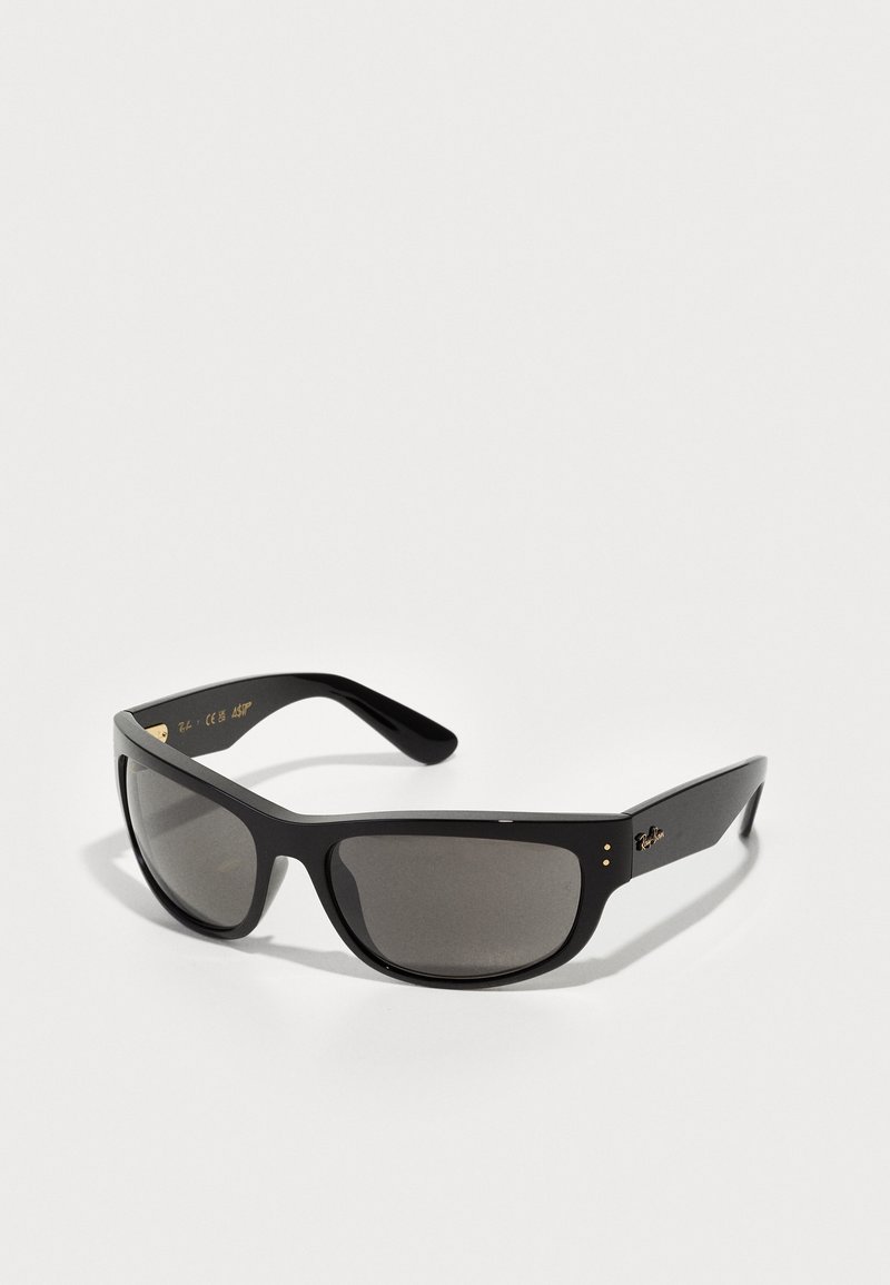 Ochelari de soare negri cu lentile gri închis, având o montură din plastic elegantă, cu un design ușor unghiular și detalii subtile din aur pe temple.