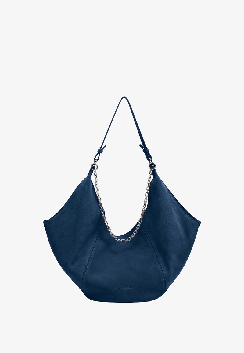 Marineblaue Wildleder-Hobo-Tasche mit Kettenakzent. Weiche, geschwungene Form mit verstellbaren Schulterriemen und einem dezenten, eingeprägten Logo an der Basis.