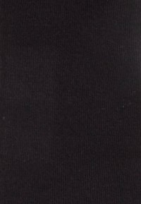 Svart, ribbat tyg med en slät textur. Enhetlig färg utan synliga mönster eller accenter. Lämplig för olika klädapplikationer.