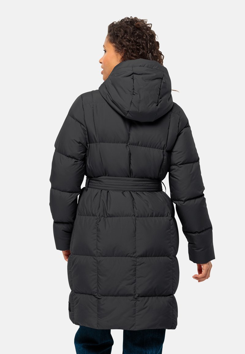 Zwarte pufferjas met capuchon, voorzien van een ceintuur in de taille, gewatteerd ontwerp en lange mouwen, gezien van achteren.