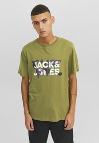 Jack & Jones JCODUST CREW NECK - T-shirt med print - olive branch