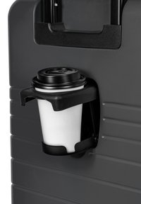 Zwarte reiskoffer met geïntegreerde bekerhouder waarin een witte wegwerp koffiebeker staat. Gelaagd oppervlak en robuust handvatontwerp.