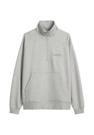 Lichtgrijze sweatshirt met een hoge kraag, een kwart-ritssluiting en een voorzak. Bevat ribgebreide manchetten en zoom, met subtiele geborduurde tekst.