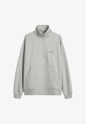 Jasnoszary sweter z wysokim kołnierzem, z suwakiem na ćwierć długości i kieszenią z przodu. Ma ściągacze na rękawach i u dołu, z delikatnym haftowanym napisem.