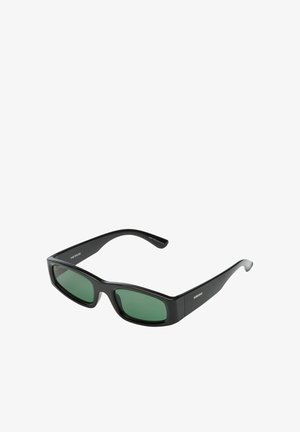Zwarte rechthoekige zonnebril met donkergroene lenzen en dikke monturen, schuin geplaatst om de rechter poot met Komono-merk te tonen.