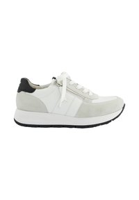 Baskets grises et blanches en matériaux suédine et cuir, avec un bout arrondi, un design à lacets, et un accent noir au niveau du talon.