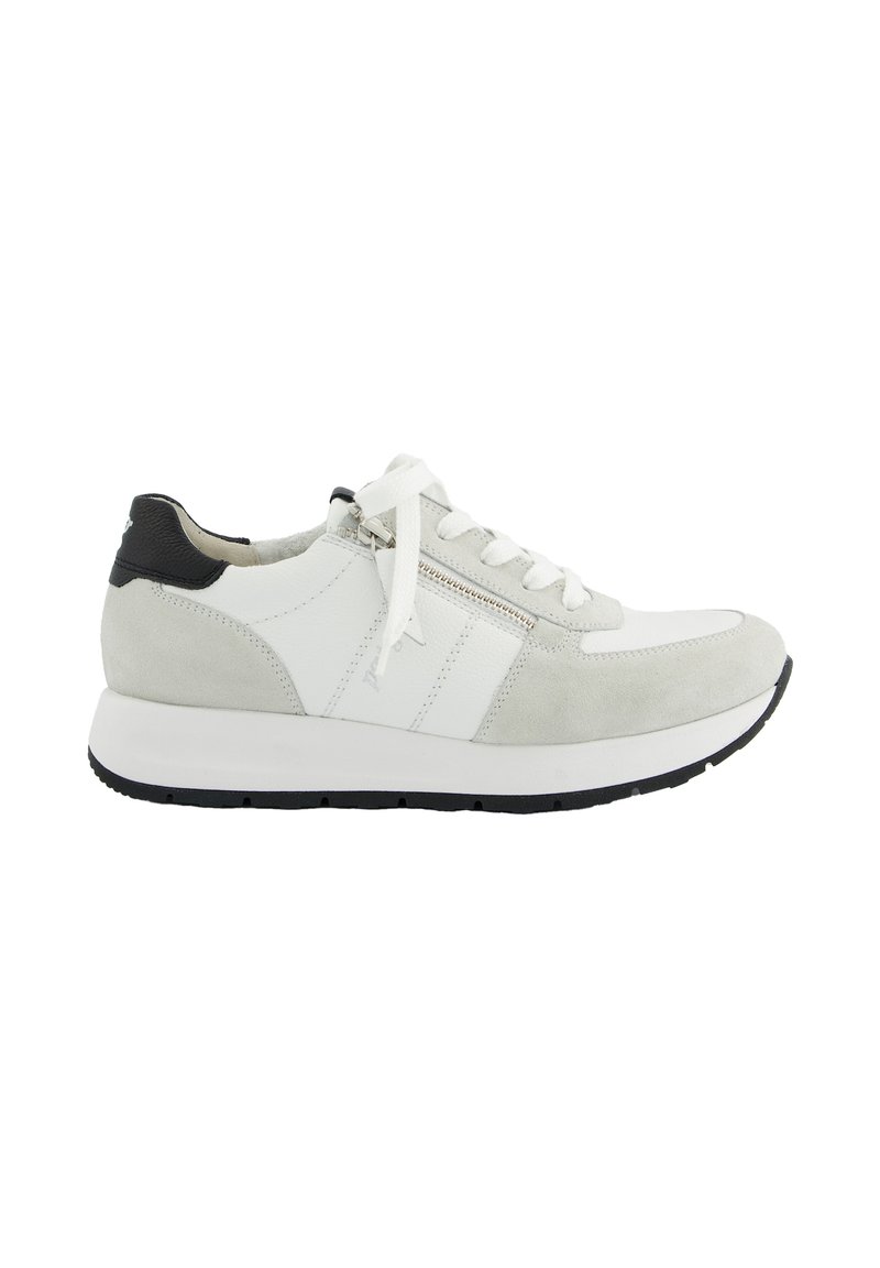 Baskets grises et blanches en matériaux suédine et cuir, avec un bout arrondi, un design à lacets, et un accent noir au niveau du talon.