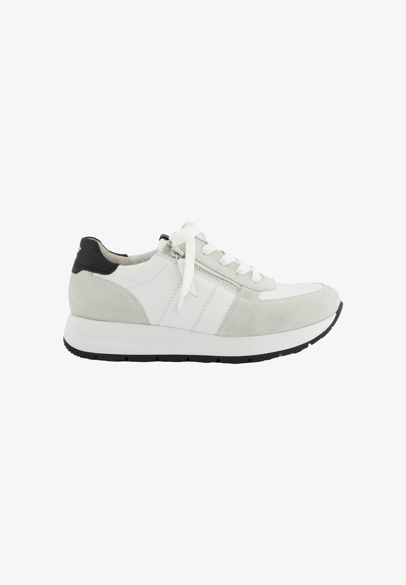 Baskets grises et blanches en matériaux suédine et cuir, avec un bout arrondi, un design à lacets, et un accent noir au niveau du talon.