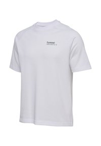 Weißes kurzärmeliges T-Shirt mit Rundhalsausschnitt und kleinem grauem "hummel" Logo sowie Schriftzug auf der linken Brust, dargestellt auf weißem Hintergrund.