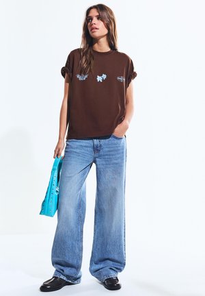 Bershka PRINTED - SHORT SLEEVE  - T-shirts print - dark brown