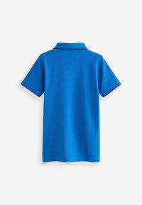 Camisa polo azul, de manga corta, de color sólido con un cuello y un borde de mangas en contraste. Material de algodón con una textura suave.