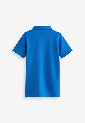 Kék póló, rövid ujjú, egyszínű, kontrasztos színű gallérral és ujjbélésel. Pamut anyag, sima tapintással.