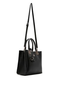 Borsa tote in pelle nera con doppi manici, tracolla regolabile, accessori in metallo dorato, forma strutturata e un tag con logo.