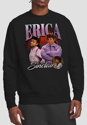 Schwarzer Sweatshirt mit drei Porträts von Erica Sinclair aus Stranger Things und ihrem Namen in großen lila und weißen Buchstaben.