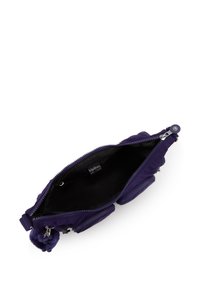Bolsa de tela morada con abertura con cremallera, que presenta un interior negro y un accesorio de pom-pom. Incluye múltiples compartimentos.