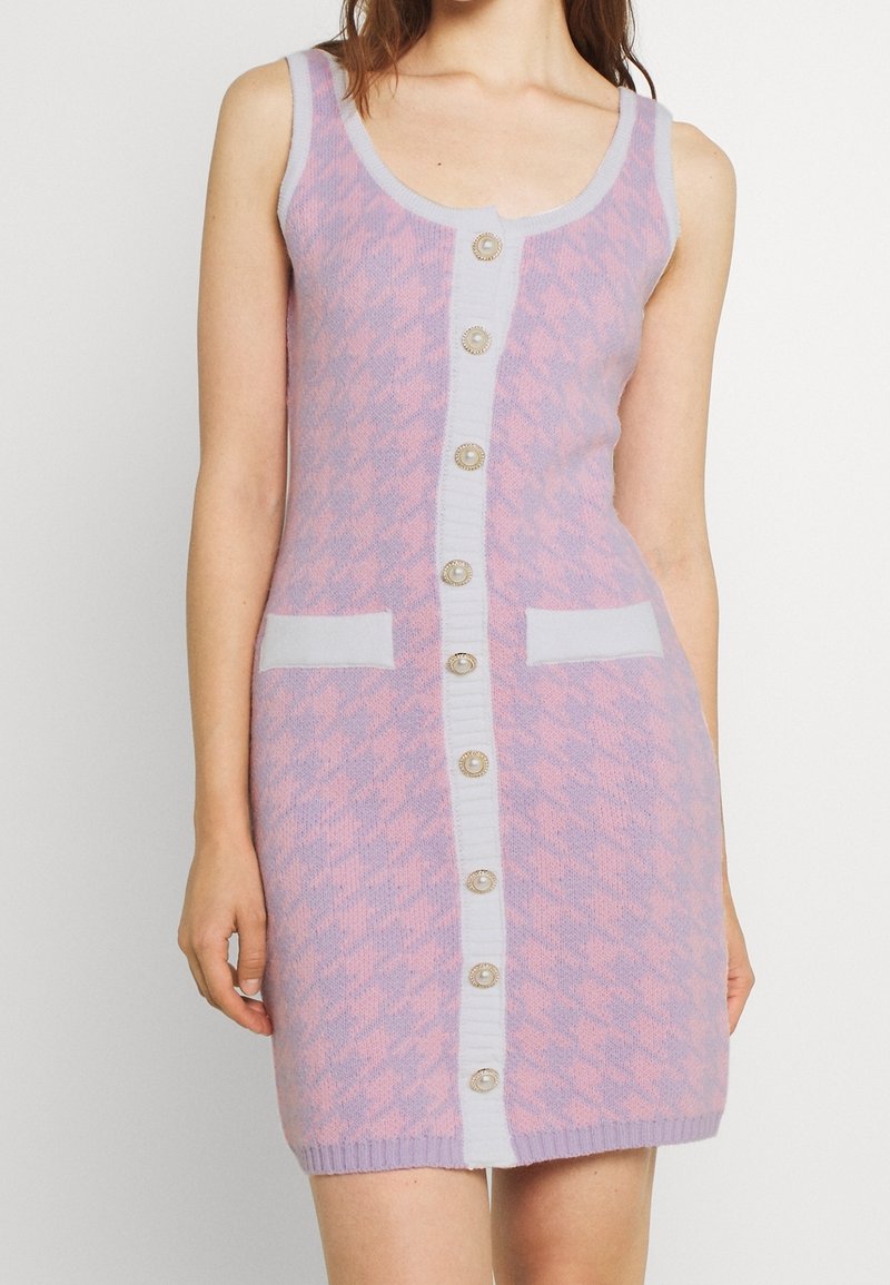 Abito lavorato a maglia in motivo labirinto rosa e lavanda, scollatura a barca, chiusura con bottoni frontale, due tasche a contrasto e bordi textured.