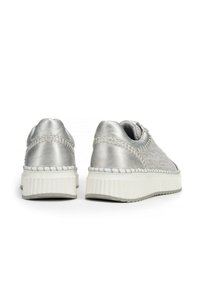 Scarpe da ginnastica silver con tomaia texturizzata, dettagli cuciti e una spessa suola in gomma bianca. La vista posteriore mette in evidenza le caratteristiche del design e dei materiali.