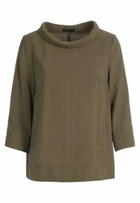 Haut à manches longues vert olive avec un col bénitier, présentant une texture lisse et une coupe légèrement ample. Design épuré et simple sans motifs.