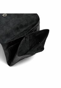 Borsa a tracolla nera in pelle con una morbida texture in suede, presenta una chiusura a scatto rotonda in argento e una tasca interna. Il design è compatto e rettangolare.