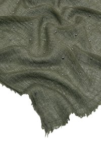 Chustka w oliwkowym zielonym kolorze wykonana z lekkiego, fakturowanego materiału, ozdobiona rozproszonymi metalicznymi akcentami i wykończona frędzlami.