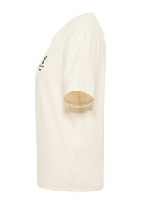 Kremowa koszulka z krótkim rękawem, wykonana z miękkiego materiału, z zaokrąglonym dekoltem i małym nadrukiem na przodzie.