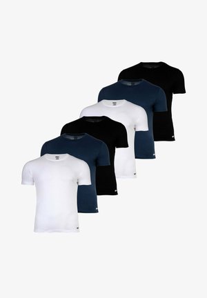 Vijf korte mouwen t-shirts in wit, marineblauw en zwart. Gemaakt van katoen, met ronde hals en een rechte snit. Label zichtbaar nabij de zoom.