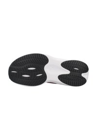 Semelle extérieure en caoutchouc noir avec une texture antidérapante, semelle intermédiaire blanche, présentant un détail de logo embossé et des courbes aérodynamiques pour des performances optimales.