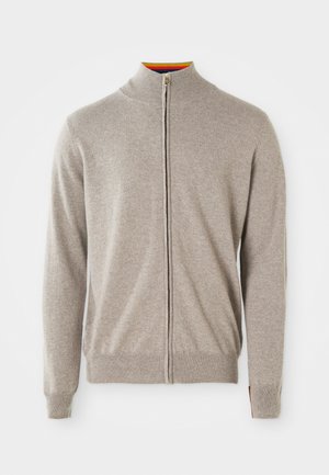 Veste zippée en tricot gris clair. Elle présente un col haut, des poignets et un ourlet côtelés. Le col intérieur arbore un accent coloré. Texture douce.