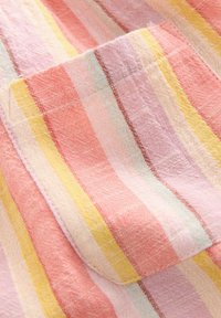 Tessuto a righe multicolori con tonalità di rosa, giallo e lavanda. Texture di lino leggero con motivi di tessitura visibili e dettagli delle cuciture.