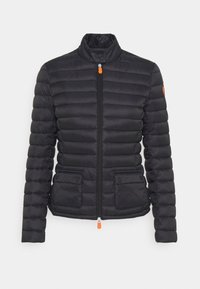 Sort pufjakke med ståkrave, vandret quiltet design, frontlynlås og to trykknaplommer. Har en orange lynlås trækring.